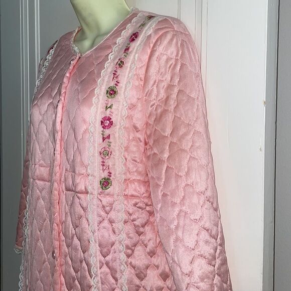 Vtg 60s/70s pink quilted robe with embroidered floral & lace details - Picture 5 of 11